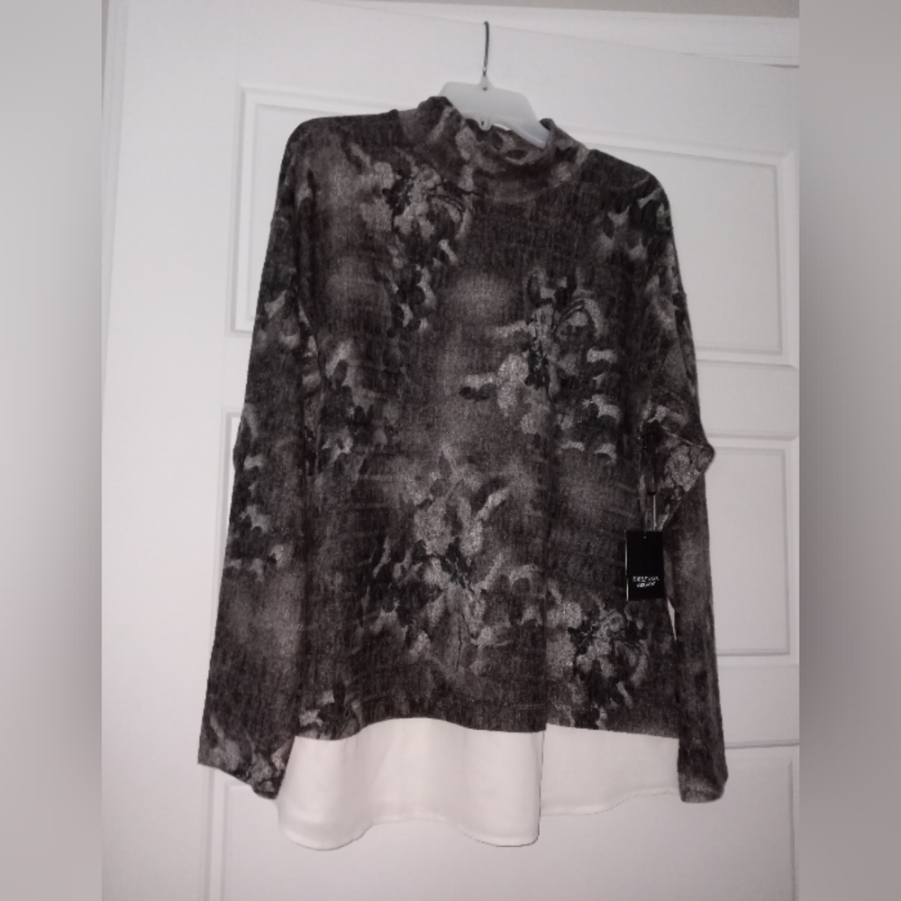 Simply Vera Wang long sleeve sweater with white blouse trim size extra large